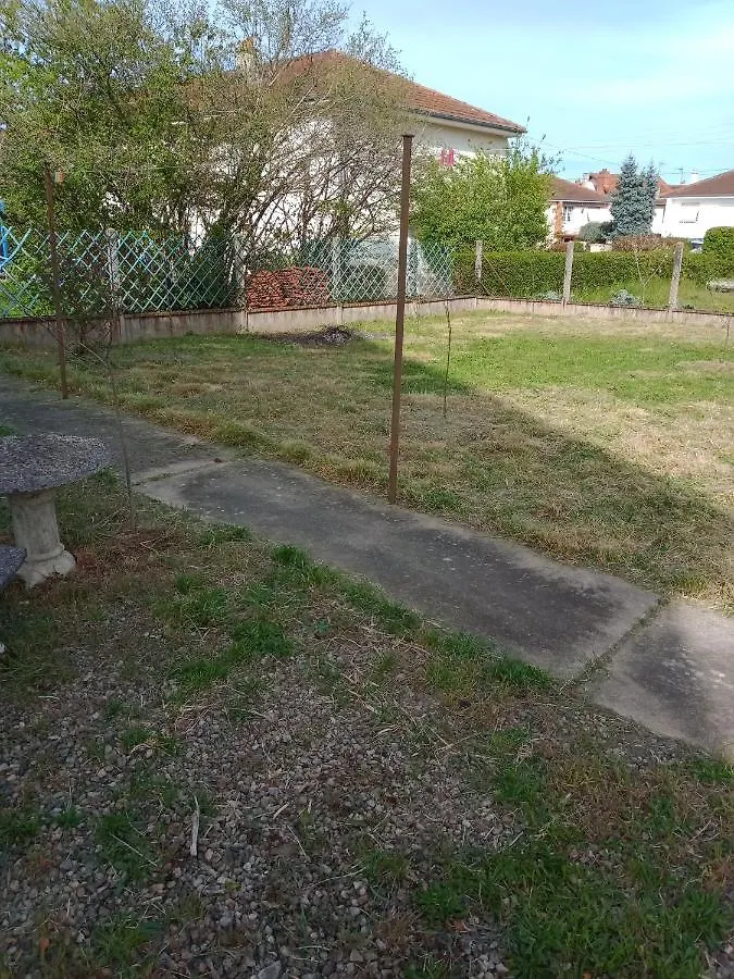 Maison Entiere Avec Parking, Garage Et Jardin Монлюсон
