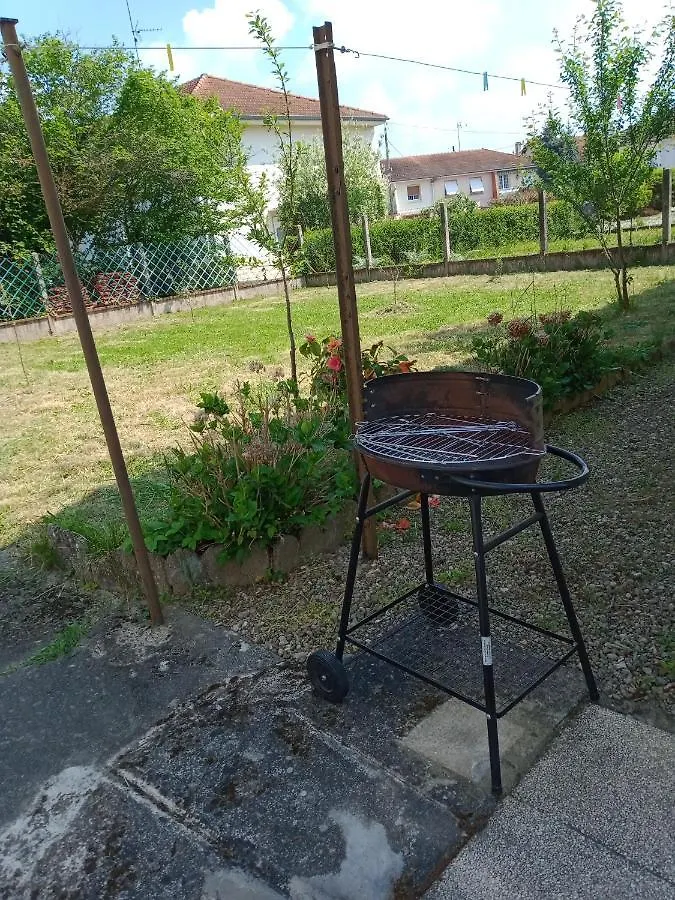 Дом отдыха Maison Entiere Avec Parking, Garage Et Jardin Монлюсон